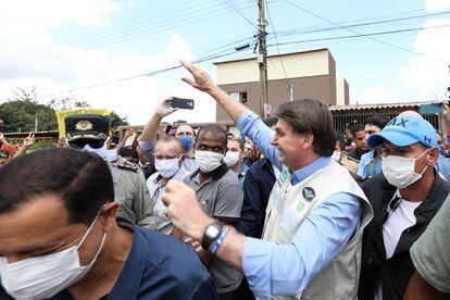 Bolsonaro cumprimenta apoiadores durante visita a obras de hospital neste sábado, em Goiás.