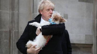 Boris Johnson, com seu cachorro Dilyn diante do colégio onde votou em Londres nesta quinta.