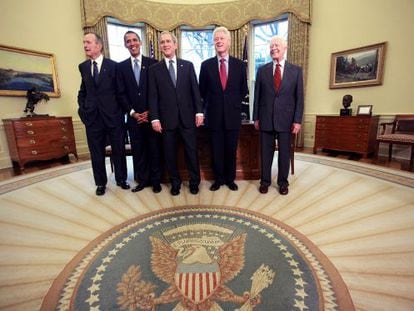 Da esq. para dir.: George Bush pai, Barack Obama, Bush filho, Bill Clinton e Jimmy Carter no Salão Oval.