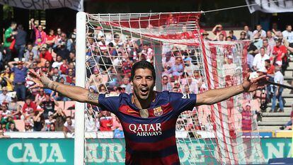 Luis Suárez festeja seu segundo gol contra o Granada.