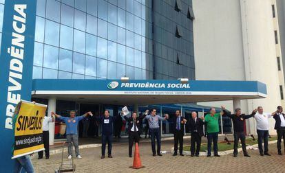 Manifestantes fizeram, nesta semana, "abraçaço" ao prédio da Previdência Social contra reforma no setor.