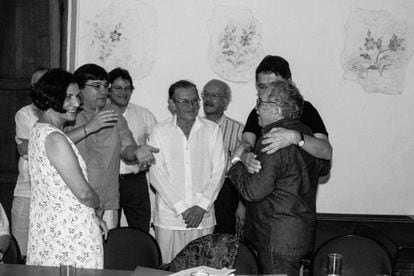 Gabriel García Márquez junto a Alma Guillermoprieto, Jaime Abello Banfi, Gustavo Bell, José Salgar, Javier Darío Restrepo y Sergio Ramírez na sede da FNPI em Cartagena, 2006.