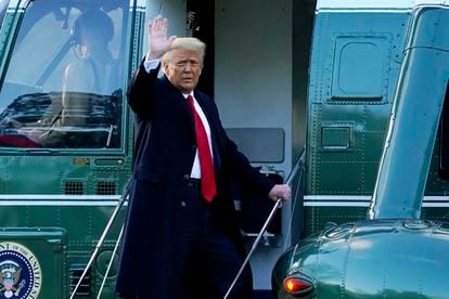 Donald Trump se despede da presidência na escada do helicóptero Marine One.
