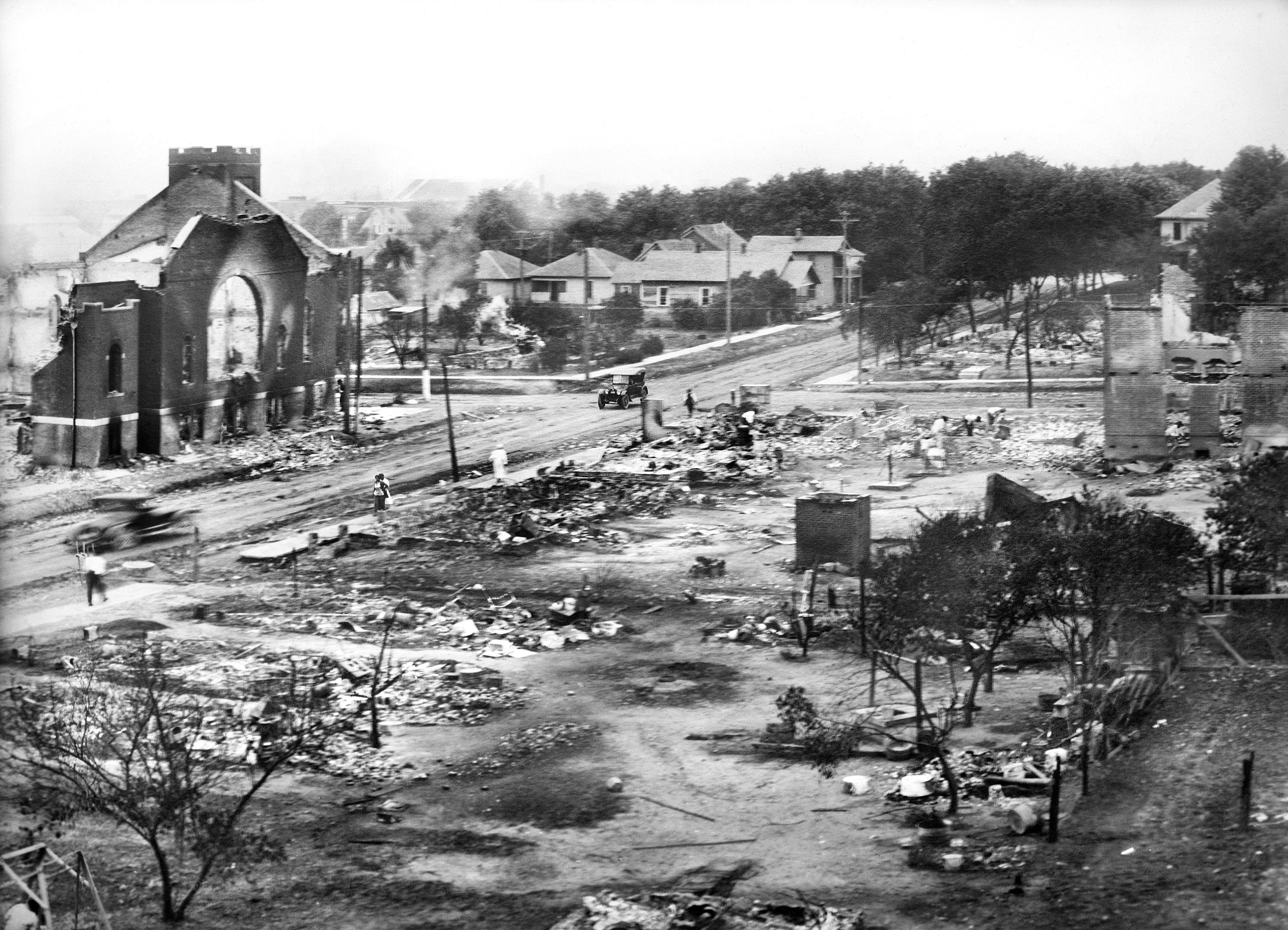 Foto de um setor do bairro Greenwood reduzido a cinzas após o massacre. 