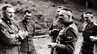 Grupo de oficiais das SS em Auschwitz, na segunda metade de 1944. O segundo a partir da esquerda é Josef Mengele.