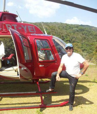 O empresário Renato Fernandes ao lado de um dos seus helicópteros.