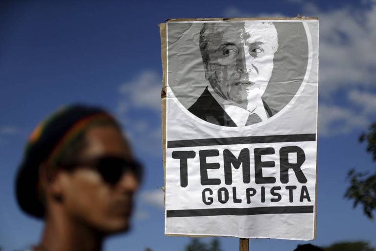 Manifestante contra o impeachment segura cartaz de Temer