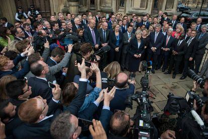Theresa May se dirige à imprensa na entrada do Palácio de Westminter, em Londres.
