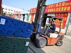 Funcionário movimenta cargas em uma fábrica de Xangai (China).
