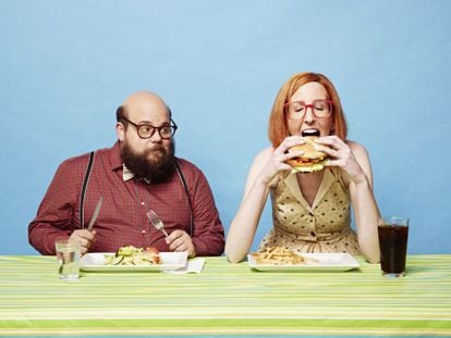 Recreación de uma mulher e um homem comendo.