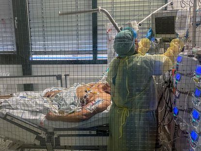 Funcionários do hospital Klinik Schwabing, em Munique, atende um paciente infectado pelo coronavírus, nesta sexta-feira.