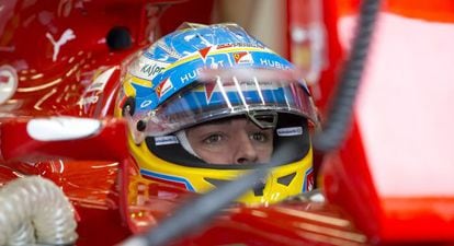 Alonso, a bordo de sua Ferrari, durante a qualificação de Silverstone.