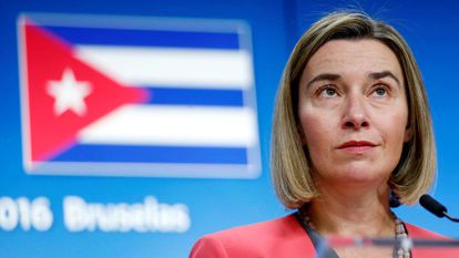 Federica Mogherini em entrevista coletiva com o ministro das Relações Exteriores de Cuba, Bruno Rodríguez, em Bruxelas, em 2016.