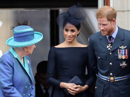 O príncipe Harry da Inglaterra e Meghan Markle contemplam, junto à rainha Elizabeth II, um desfile aéreo no palácio de Buckingham, em 10 de julho de 2018.