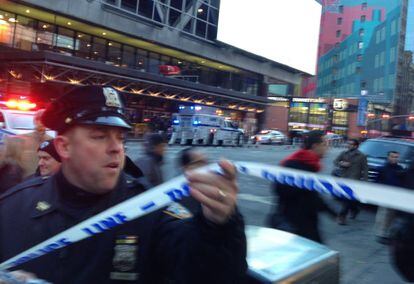 Policial isola área próxima à região da Times Square após explosão.