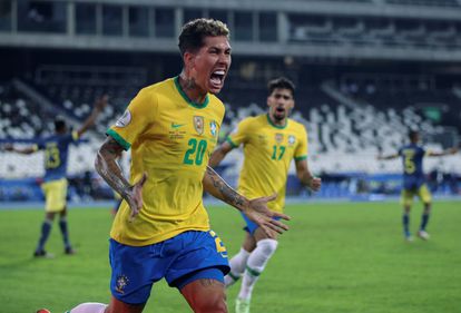 Robert Firmino comemora gol de empate da seleção brasileira.