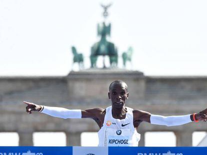 Eliud Kipchoge correu os 42,195 quilómetros em 1 hora, 59 minutos e 40  segundos, Notícias 24