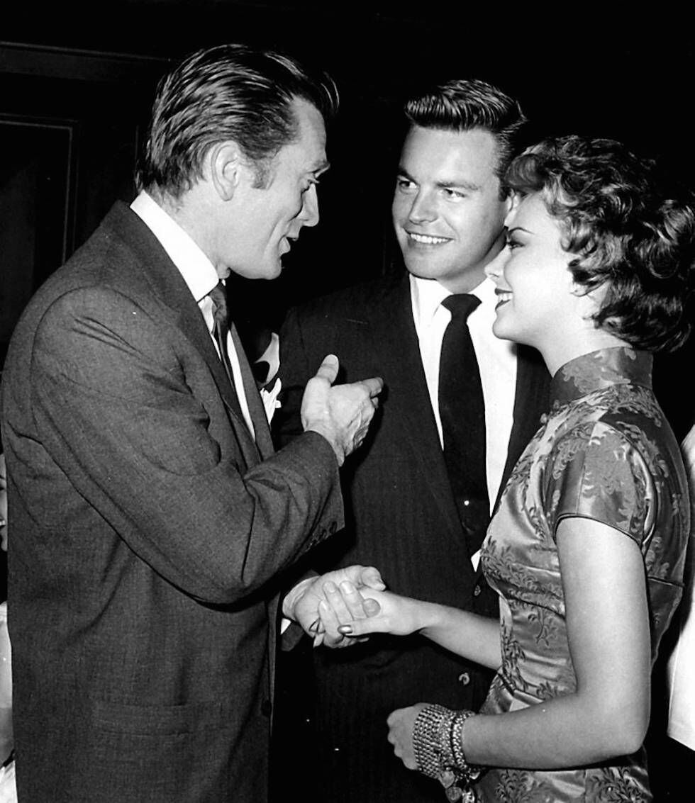 Kirk Douglas com a atriz Natalie Wood e o ator Robert Wagner na década de 50.