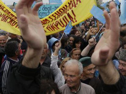 Tártaros da Crimeia se manifestam em Simferopol.