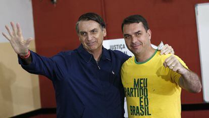 Jair e seu filho Flávio Bolsonaro.