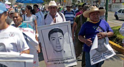 Um familiar de Jhosivani Guerrero com seu retrato em uma marcha.