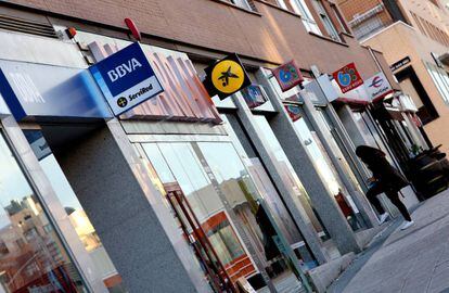 Várias agências bancárias em uma rua de Madri.