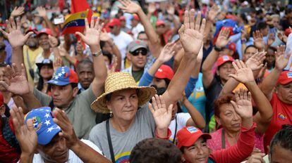 Partidários de Maduro expressam apoio ao presidente venezuelano.