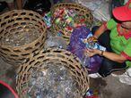 Em muitas regiões do planeta a reciclagem de plásticos ainda é manual, garrafa a garrafa, tampinha a tampinha