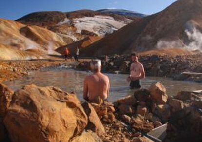 Banho em águas termais junto a um vulcão na Islândia.