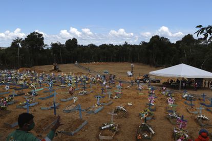 Novas covas no cemitério Nossa Senhora Aparecida em Manaus. Para dar conta da demanda foi usada uma retroescavadeira para realizar o sepultamento.