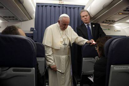 No avião papal Francisco ouve a pergunta de um jornalista norte-americano sobre as acusações de encobrimento.