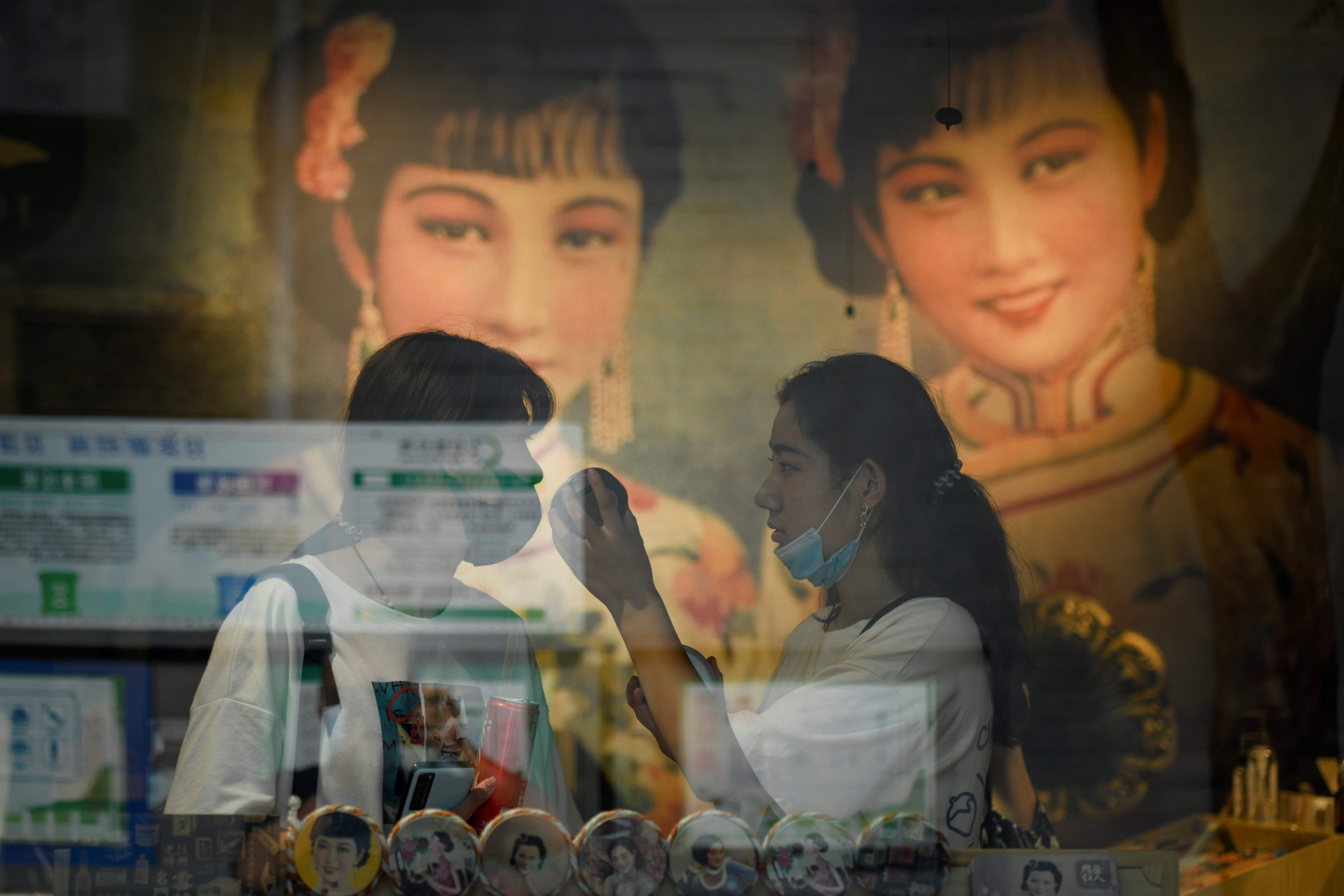 Mulheres em uma loja de cosméticos de Pequim em agosto de 2020. 