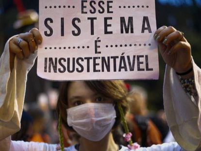Garota segura cartaz durante protesto em São Paulo, na última sexta, contra as mudanças climáticas.