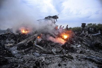 Fotografia de julho 2014 que mostra restos do Boeing 777 da Malaysia Airlines abatido ao sobrevoar o leste da Ucrânia.