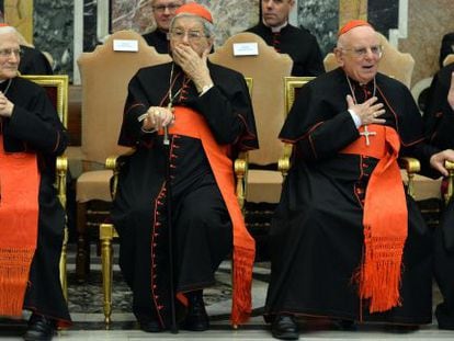 Os cardinales esperam o discurso do Papa.