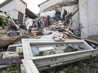 Vários edifícios derrubados pelo terremoto que sacudiu o centro da Itália.