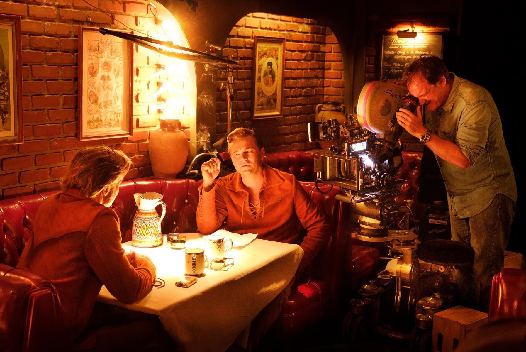 Tarantino, Pitt e DiCaprio no set de ‘Era Uma Vez... em Hollywood’.