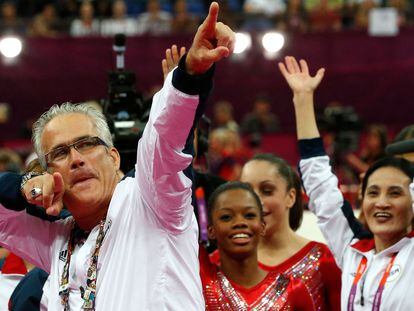 O técnico da equipe feminina de ginástica dos Estados Unidos, John Geddert, comemora com a equipe a medalha de ouro nos Jogos Olímpicos de Londres 2012.