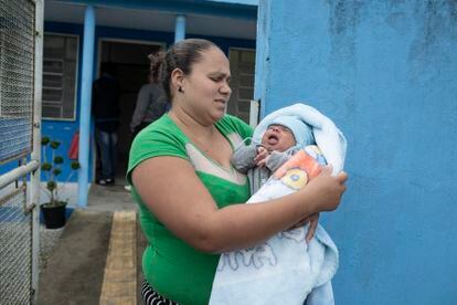 Bruna Nascimento com o filho Oliver, de um mês, no Distrito de Engenheiro Marsilac, zona sul de São Paulo. 