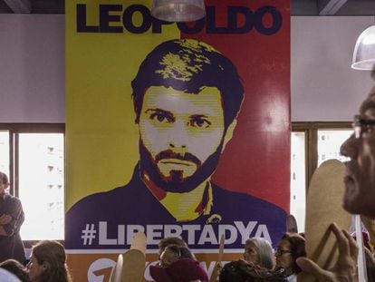 Grupo de pessoas pede a liberdade de Leopoldo López.