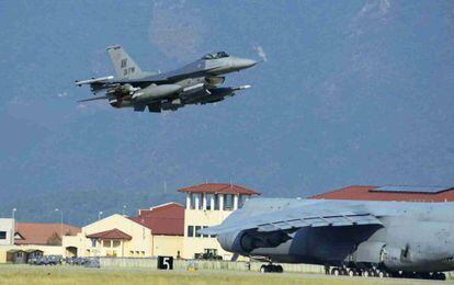 Um caça F-16 dos EUA rumo a Turquia.
