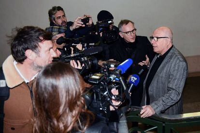 Jacques Cassandri, rodeado de jornalistas, segunda-feira, na Corte de Nice.