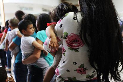 Mulheres imigrantes com seus filhos, no final de junho, em McAllen .