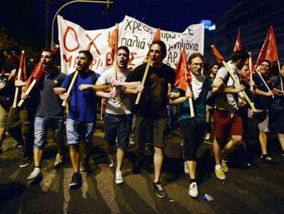 Jovens protestam contra a austeridade em Atenas. 