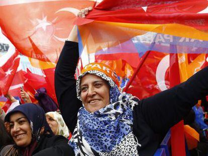 Partidárias do AKP em comício em Ancara.