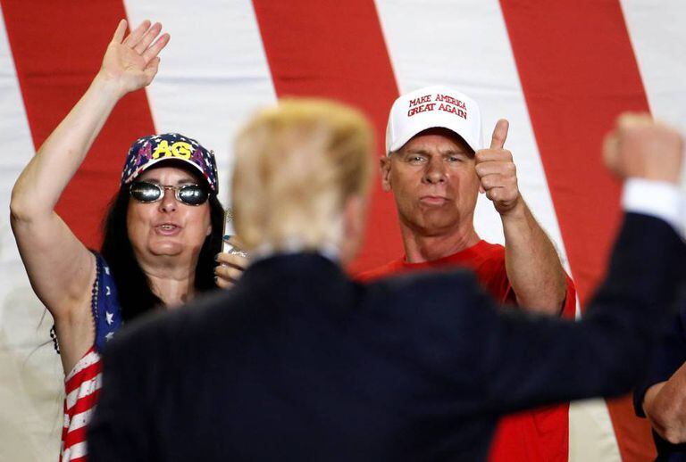 Seguidores de Trump num comício na Pensilvânia para comemorar os 100 dias da sua presidência.