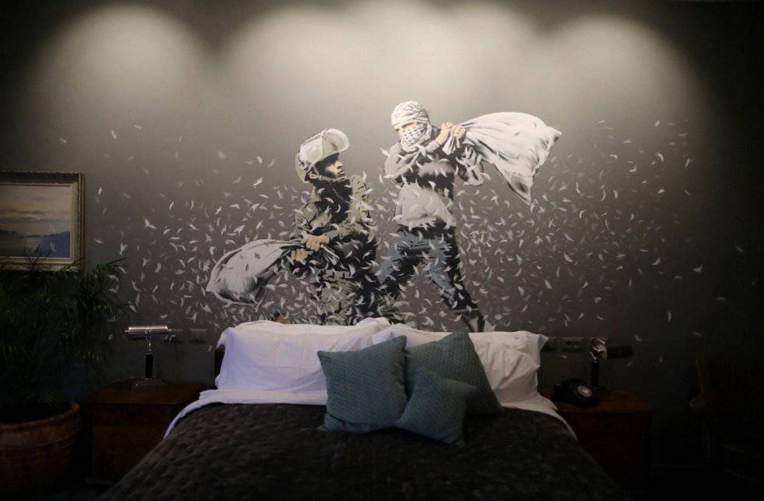 Um dos quartos do Walled Off, decorado com uma obra de Banksy.
