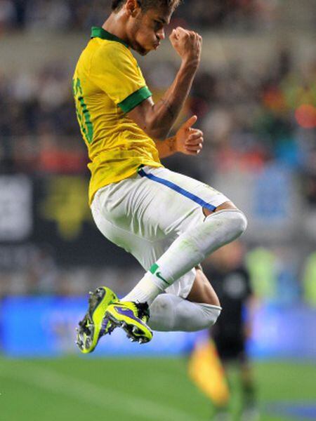 Neymar celebra um gol durante um partido com Brasil.