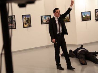 Diplomata foi atacado quando inaugurava exposição de fotos em Ancara
