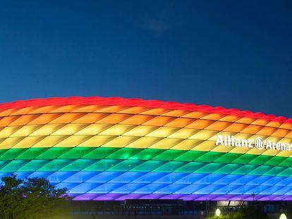 O Allianz Arena, iluminado com a bandeira LGBTI.